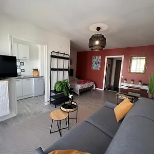https://les-studios-de-pinel.hotels-rhonealpes.com